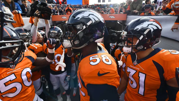 Two Broncos legends want to finish their careers in Denver image