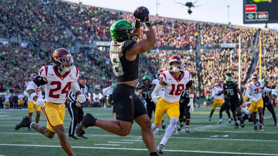 Oregon tight end Kenyon Sadiq hauls in a touchdown catch