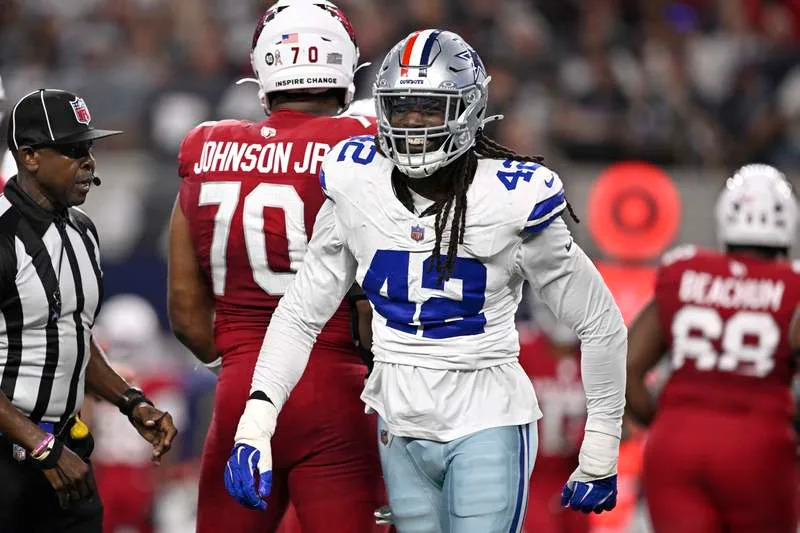 NFL, American Football Herren, USA Arizona Cardinals at Dallas Cowboys Nov 3, 2025 Arlington, Texas, USA Dallas Cowboys defensive end Jadeveon Clowney 42 reacts after a sack against Arizona Cardinals quarterback Jacoby Brissett 7 in the first half at AT&T Stadium. Arlington AT&T Stadium Texas USA, EDITORIAL USE ONLY PUBLICATIONxINxGERxSUIxAUTxONLY Copyright: xJeromexMironx 20251103_lbm_an4_094