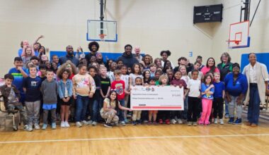 Former Colts linebacker Zaire Franklin gives kids across Indianapolis a free meal | Inspiring Indiana