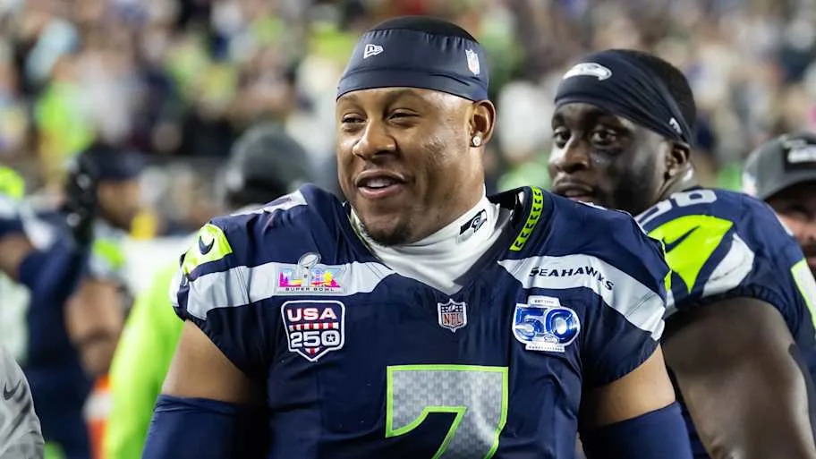 Seattle Seahawks linebacker Uchenna Nwosu (7) against the New England Patriots