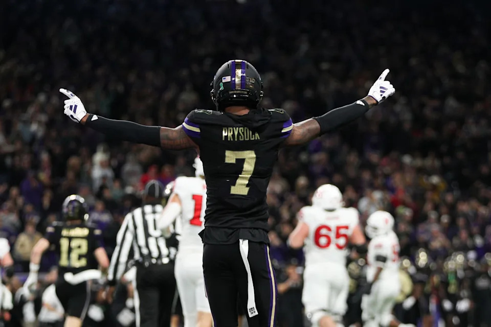 Oct 10, 2025; Seattle, Washington, USA; Washington Huskies cornerback Ephesians Prysock (7) reacts after a play against the Rutgers Scarlet Knights at Husky Stadium. Mandatory Credit: Kevin Ng-Imagn Images