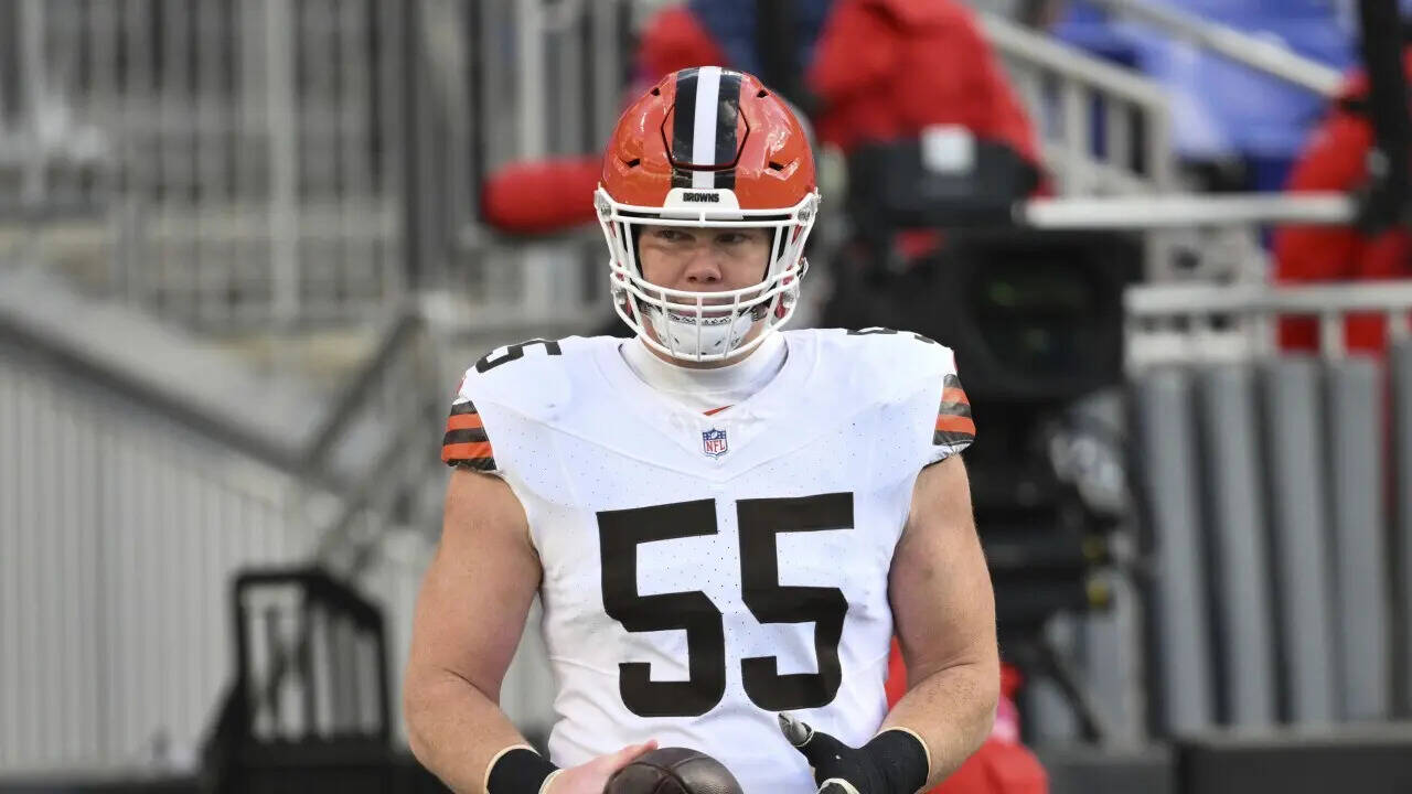 Cleveland Browns center Ethan Pocic (55) (Image via AP Photo) Cleveland Browns center Ethan Pocic (55)