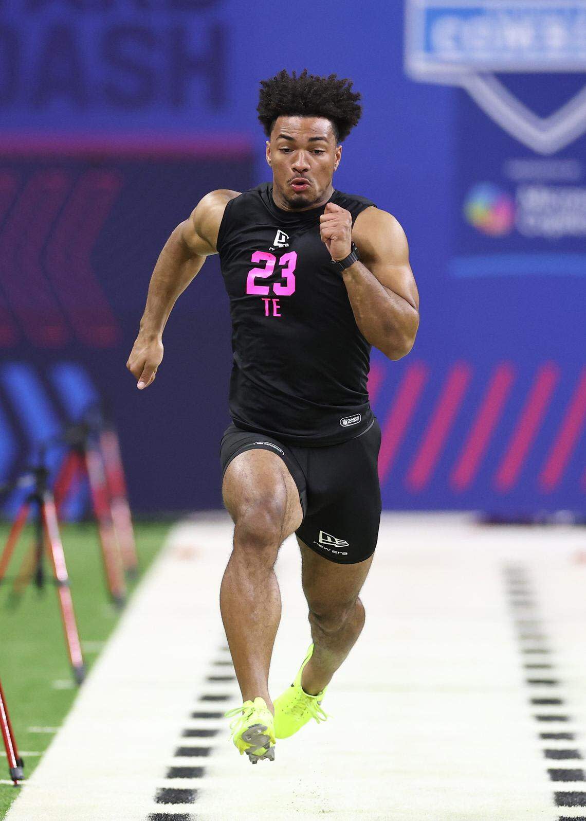 Tight end Kenyon Sadiq of the Oregon Ducks participates in the 40-yard dash during the 2026 NFL Scouting Combine at Lucas Oil Stadium on February 27, 2026 in Indianapolis.