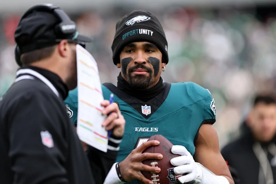 Dec 14, 2025; Philadelphia, Pennsylvania, USA; Philadelphia Eagles quarterback Jalen Hurts (1) speaks with offensive coordinator Kevin Patullo (left) during the first quarter against the Las Vegas Raiders before taking a possession at Lincoln Financial Field. Mandatory Credit: Bill Streicher-Imagn Images© Bill Streicher-Imagn Images