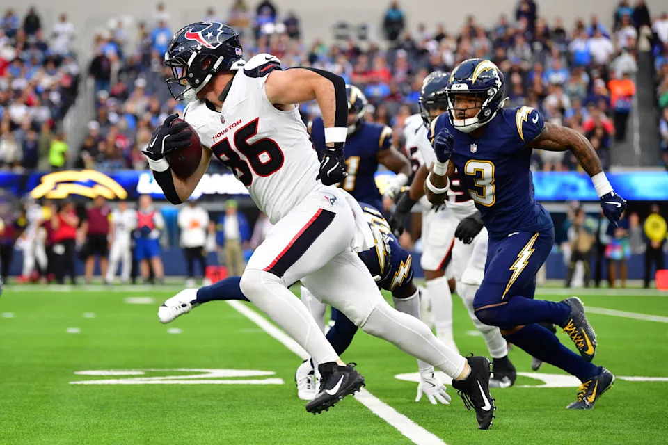 Houston Texans tight end Dalton Schultz (86) runs after the catch against the Los Angeles Chargers during the second half at SoFi Stadium. Gary A. Vasquez-Imagn Images