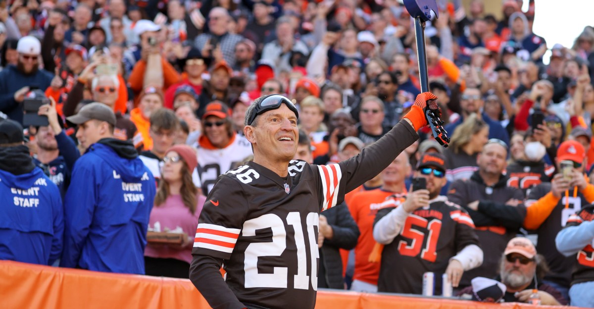 Browns great Bernie Kosar to step into the professional wrestling world in Cleveland