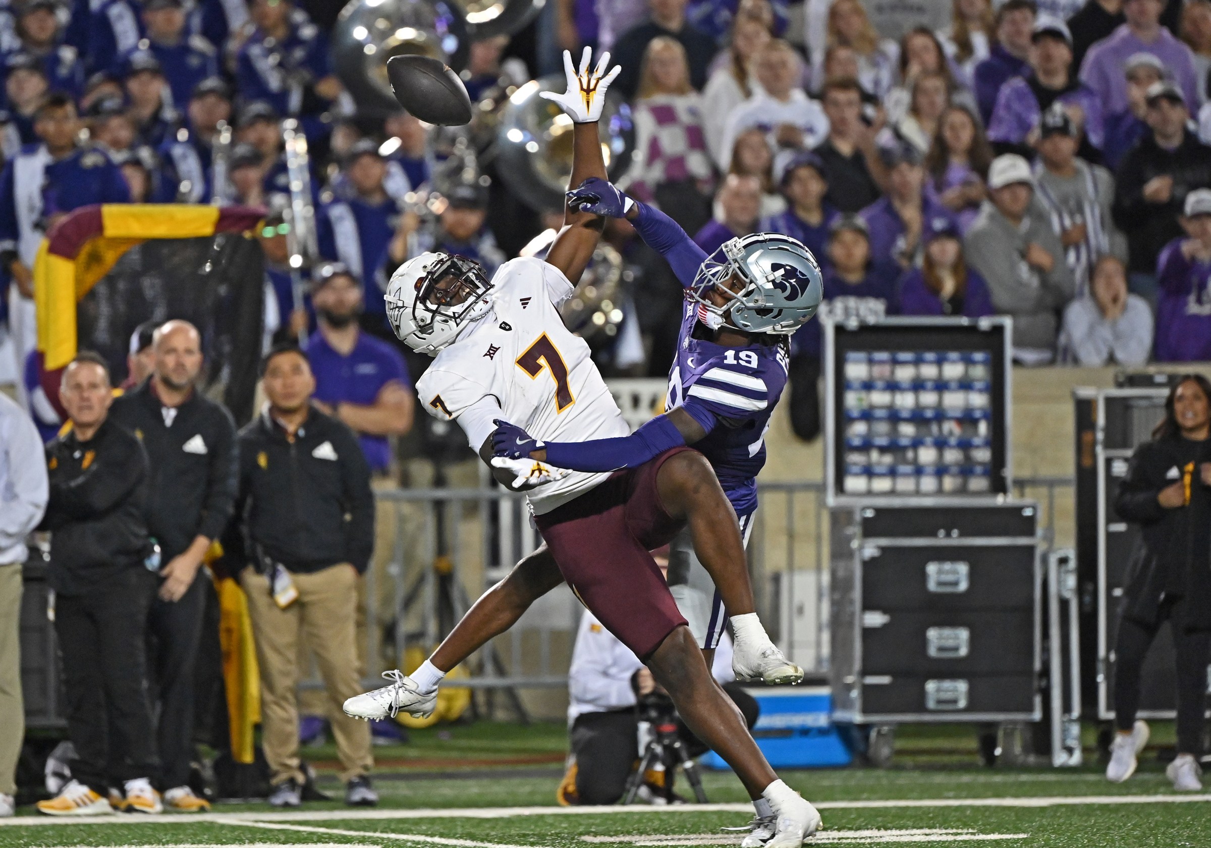 MANHATTAN, KS - NOVEMBER 16: Safety VJ Payne #19 of the Kansas State Wildcats brakes up a pass intended for tight end Chamon Metayer #7 of the Arizona State Sun Devils in the first half at Bill Snyder Family Football Stadium on November 16, 2024 in Manhattan, Kansas. (Photo by Peter G. Aiken/Getty Images)