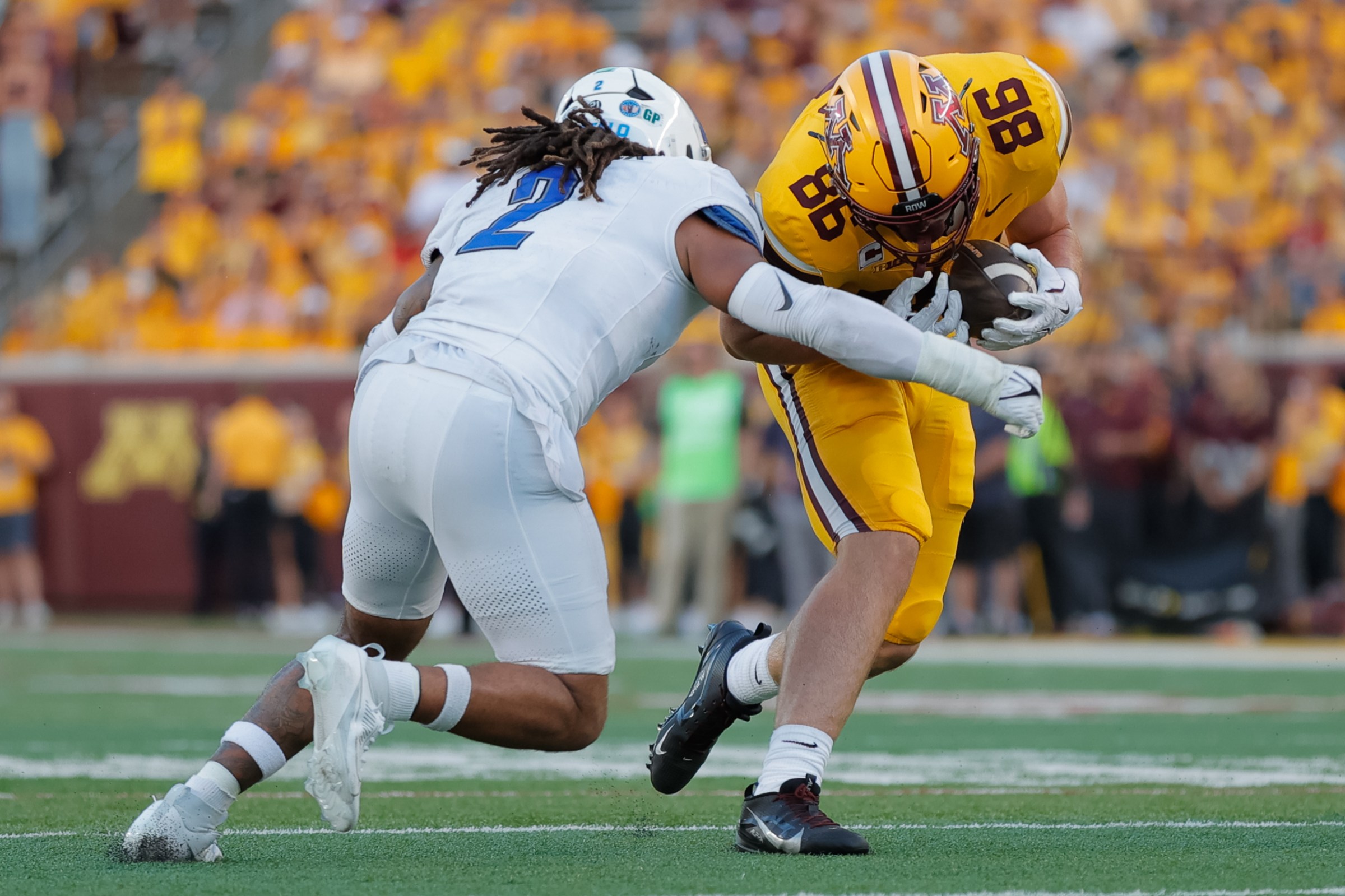 MINNEAPOLIS, MN - AUGUST 28: Minnesota Golden Gophers tight end Jameson Geers (86) runs with the ball while being defended by Buffalo Bulls linebacker Red Murdock (2) during the college football game between the Buffalo Bulls and Minnesota Golden Gophers on August 28th, 2025, at Huntington Bank Stadium in Minneapolis, MN. (Photo by Bailey Hillesheim/Icon Sportswire via Getty Images)