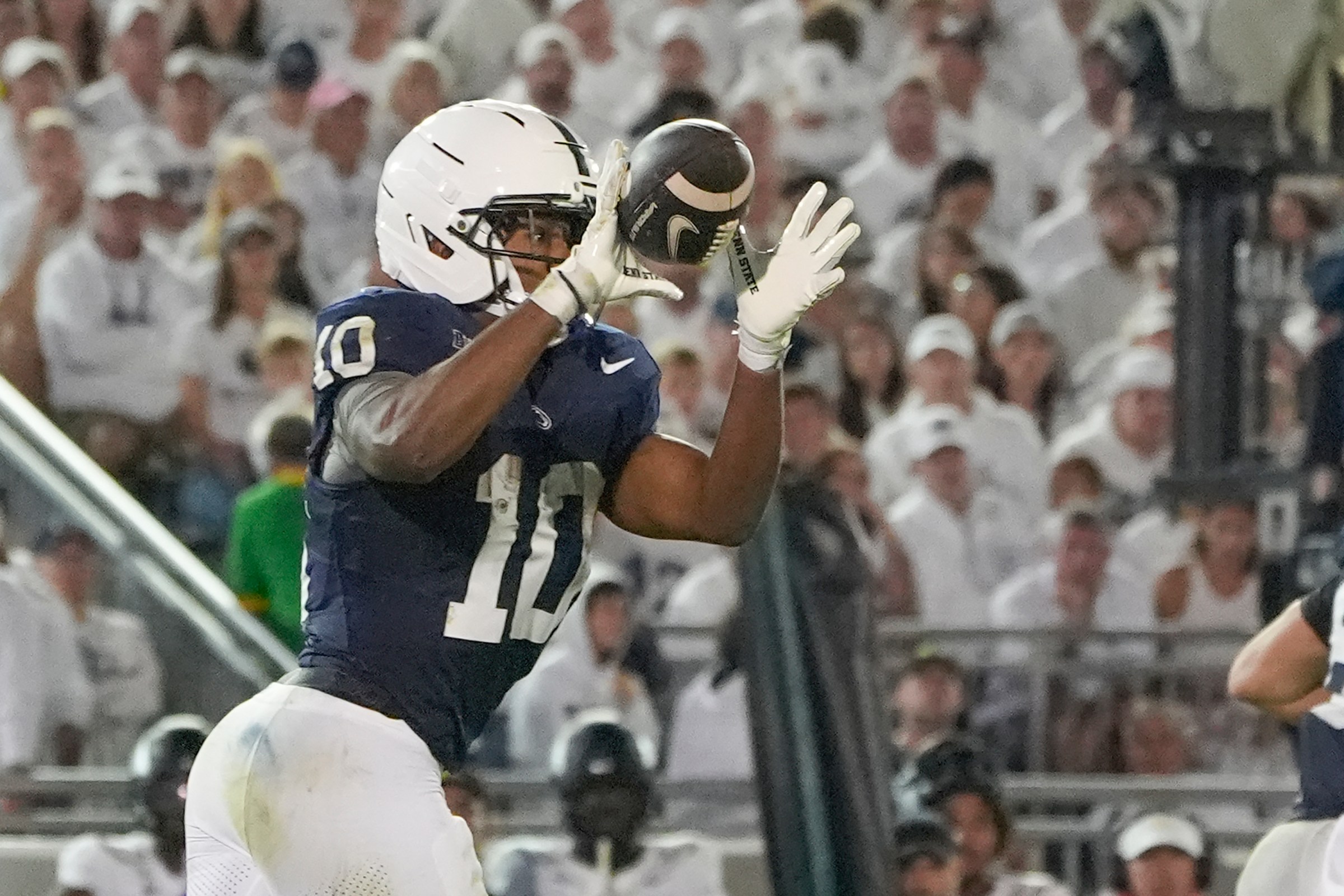 UNIVERSITY PARK, PA - SEPTEMBER 27: Penn State Nittany Lions Running Back Nicholas Singleton (10) makes a catch during the second half of the College Football game between the Oregon Ducks and the Penn State Nittany Lions on September 27, 2025, at Beaver Stadium in University Park, PA. (Photo by Gregory Fisher/Icon Sportswire via Getty Images)