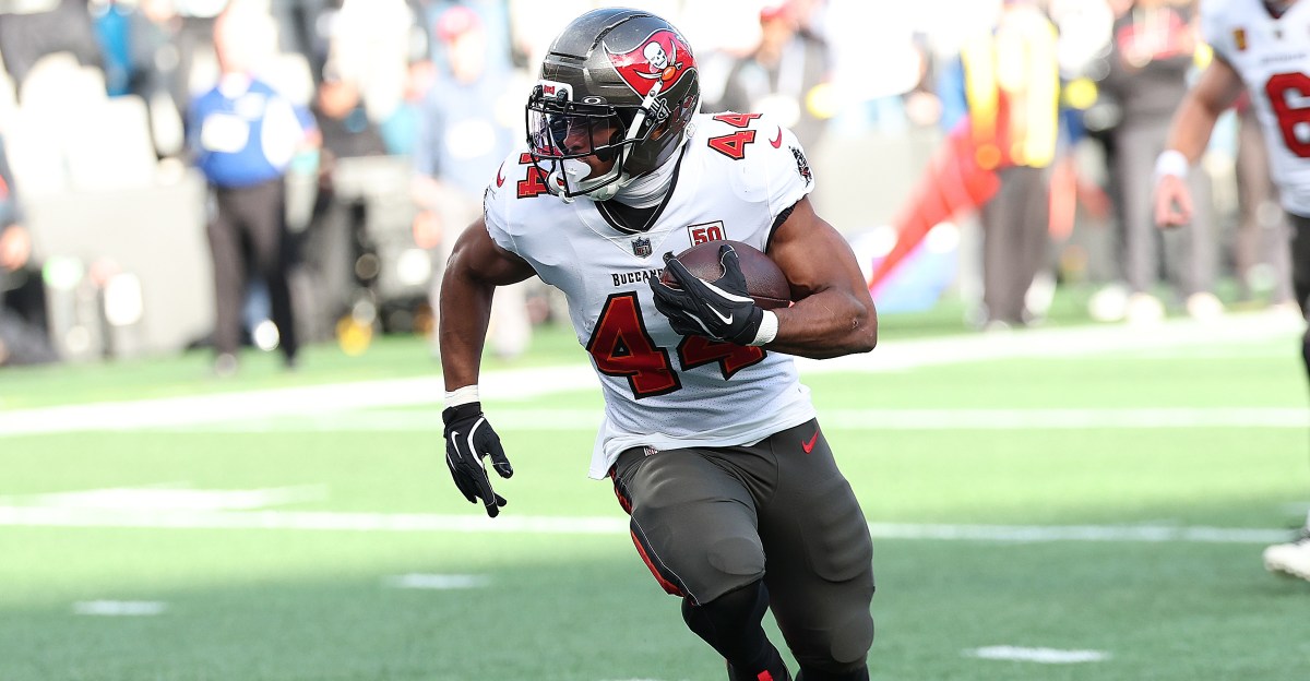 Bucs bring back Sean Tucker