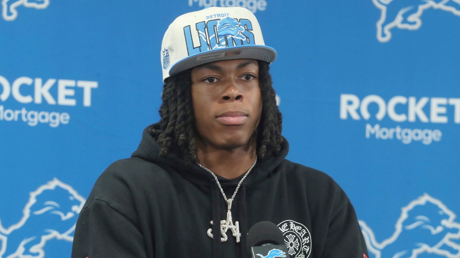 Jahmyr Gibbs at a press conference