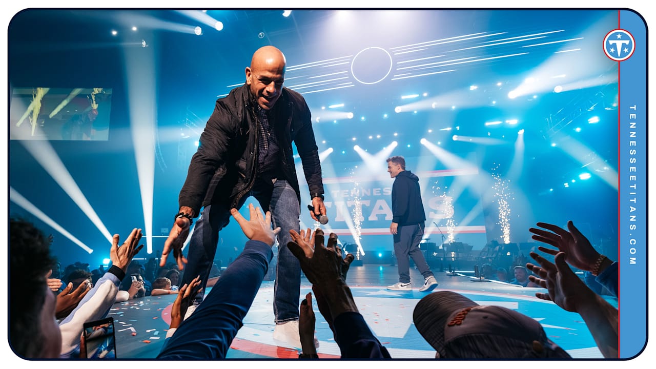 Titans HC Robert Saleh Has Plenty to Smile About as Start of Offseason Program Nears