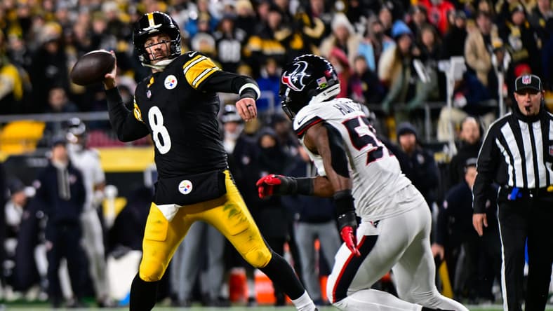Pittsburgh Steelers quarterback Aaron Rodgers