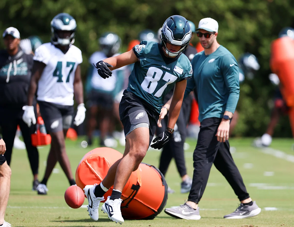 Eagles sign second-round pick Eli Stowers to rookie deal