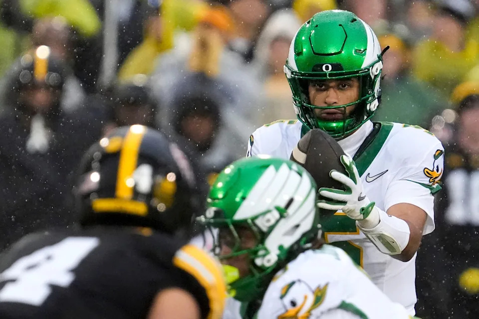 Oregon Ducks quarterback Dante Moore (5) receives the snap Nov. 8, 2025 during a Big Ten Football game against the Iowa Hawkeyes at Kinnick Stadium in Iowa City, Iowa.