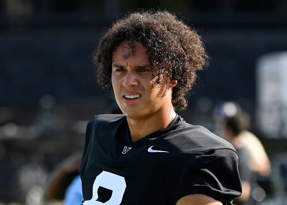 Broncos fans spotted interesting hat in background of Eli Stowers' draft call