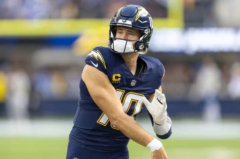 INGLEWOOD, CA – DECEMBER 27: Los Angeles Chargers quarterback Justin Herbert 10 warms up prior to an NFL, American Football Herren, USA game between the Houston Texans and the Los Angeles Chargers on December 27, 2025, at SoFi Stadium in Inglewood, CA. Photo by Greg Fiore/Icon Sportswire NFL: DEC 27 Texans at Chargers EDITORIAL USE ONLY Icon25122700919