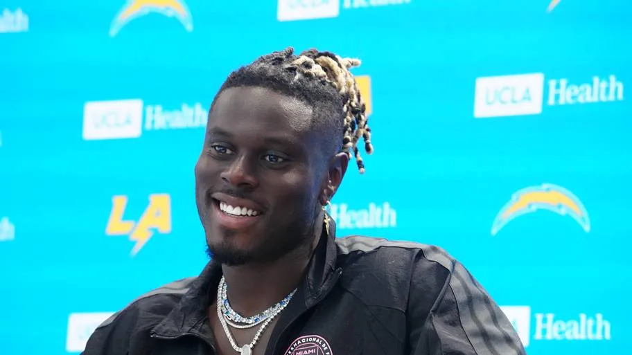 Los Angeles Chargers tight end David Njoku