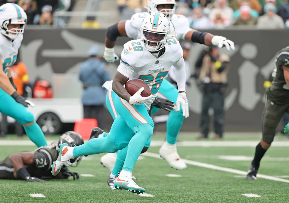 <a class="link " href="https://sports.yahoo.com/nfl/teams/miami/" data-i13n="sec:content-canvas;subsec:anchor_text;elm:context_link" data-ylk="slk:Miami Dolphins;sec:content-canvas;subsec:anchor_text;elm:context_link;itc:0" data-yga="{"yLinkElement":"context_link","yModuleName":"content-canvas","yLinkText":"Miami Dolphins","ySubModuleName":"anchor_text","yHasCommerce":false}">Miami Dolphins</a> running back De’Von Achane runs the ball during the first quarter against the Jets last season. Charles Wenzelberg / New York Post