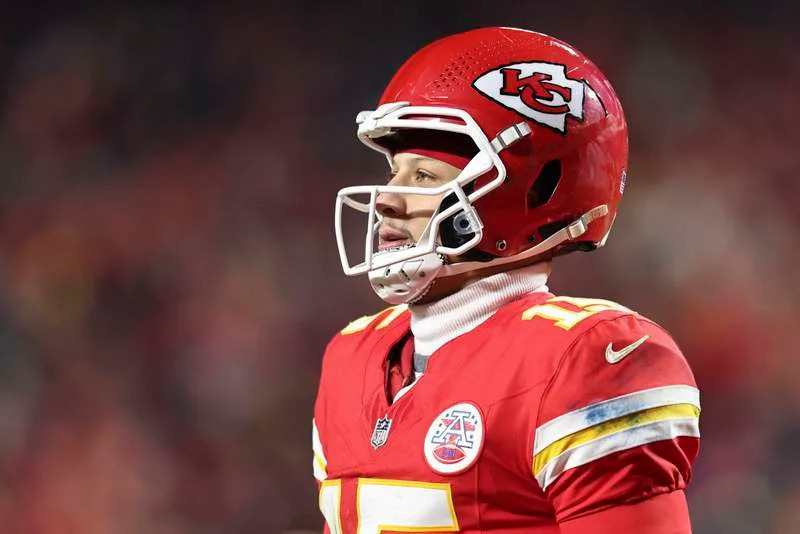 KANSAS CITY, MO – DECEMBER 07: Kansas City Chiefs quarterback Patrick Mahomes 15 after throwing an interception late in the fourth quarter of an NFL, American Football Herren, USA game between the Houston Texans and Kansas City Chiefs on December 7, 2025 at GEHA Field at Arrowhead Stadium in Kansas City, MO. Photo by Scott Winters/Icon Sportswire NFL: DEC 07 Texans at Chiefs EDITORIAL USE ONLY Icon2512071839