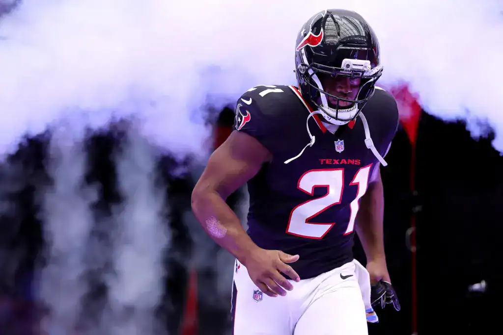 Nick Chubb takes the field for the Texans as Cowboys fans debate whether veteran running back rumors make sense