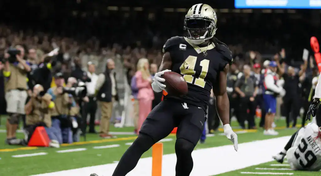 Alvin Kamara scores a touchdown for the Saints as Cowboys fans weigh risky veteran running back rumors