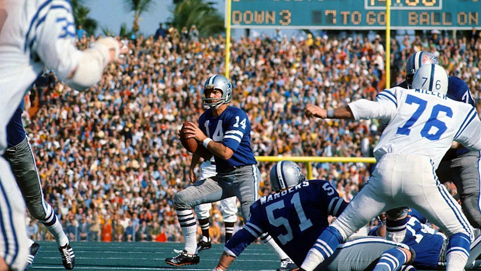 <div>MIAMI, FL - JANUARY 17: Craig Morton #14 of the Dallas Cowboys looks to pass against the Baltimore Colts during Super Bowl V on January 17, 1971 at the Orange Bowl in Miami, Florida. The Colts won the Super Bowl 16-13. (Photo by Focus on Sport/Getty Images)</div>