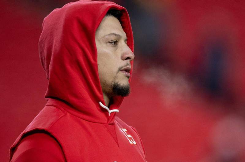 Patrick Mahomes’ Protector Sends Strong Message to Chiefs O-Line As Travis Kelce Gives Injury Update on QB