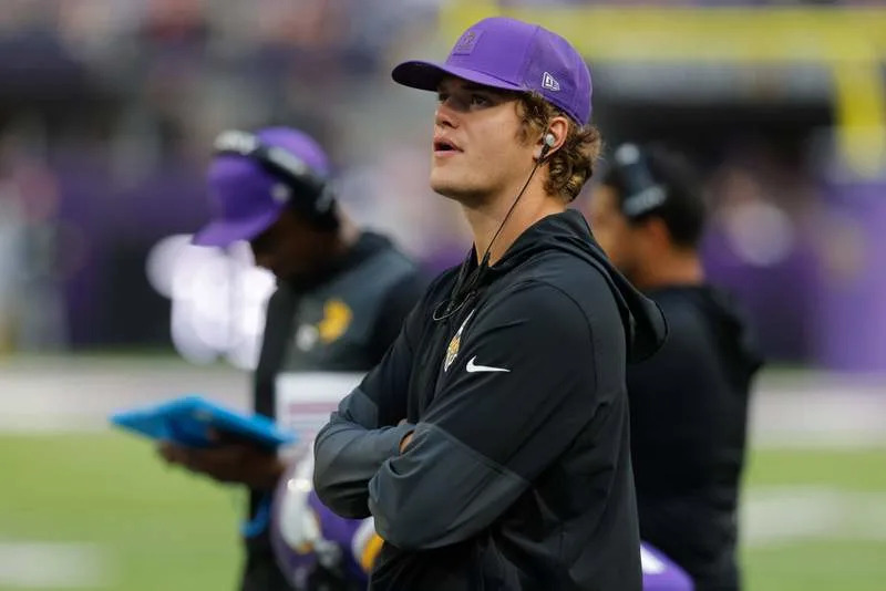 MINNEAPOLIS, MN – SEPTEMBER 21: Minnesota Vikings quarterback JJ. McCarthy 9 looks on during the NFL, American Football Herren, USA game between the Cincinnati Bengals and the Minnesota Vikings on September 21st, 2025, at U.S. Bank Stadium in Minneapolis, MN. Photo by Bailey Hillesheim/Icon Sportswire NFL: SEP 21 Bengals at Vikings EDITORIAL USE ONLY Icon250921045