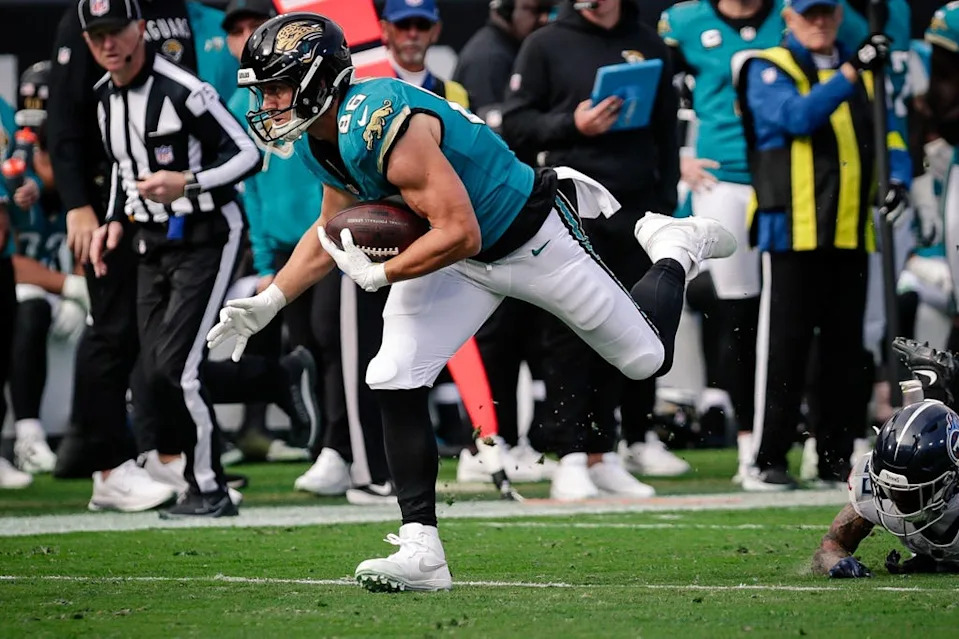 Jan 4, 2026; Jacksonville, Florida, USA; Jacksonville Jaguars tight end Johnny Mundt (86) runs after a catch against the Tennessee Titans at EverBank Stadium. Mandatory Credit: Travis Register-Imagn Images