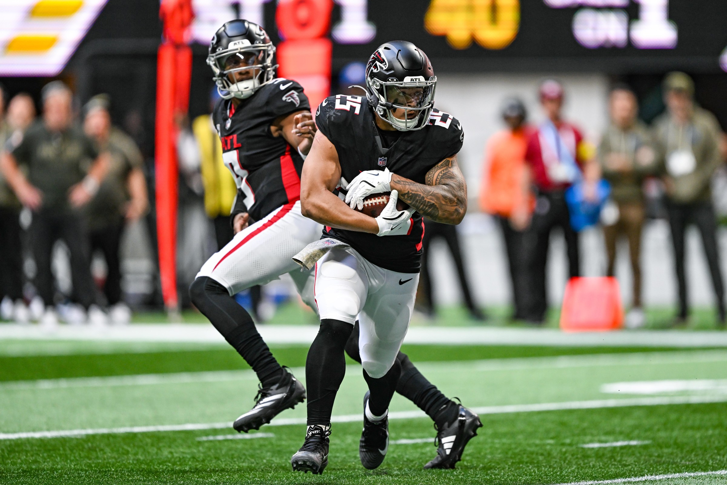 Atlanta running back Tyler Allgeier (25)