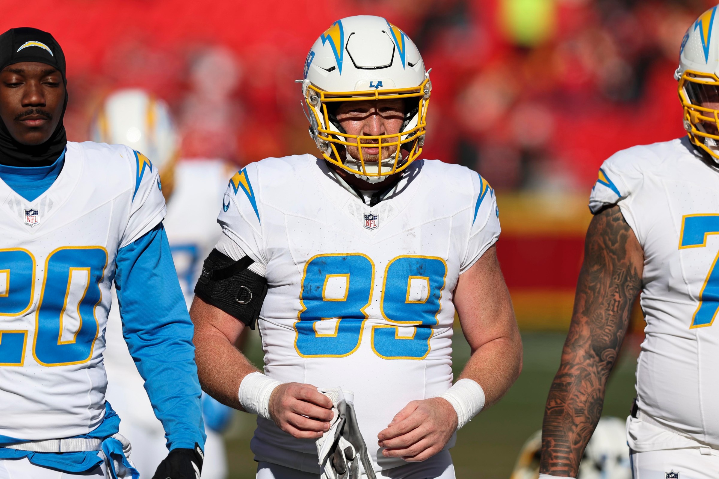 KANSAS CITY, MO - DECEMBER 14: Los Angeles Chargers tight end Will Dissly (89) before an NFL game between the Los Angeles Chargers and Kansas City Chiefs on December 14, 2025 at GEHA Field at Arrowhead Stadium in Kansas City, MO. (Photo by Scott Winters/Icon Sportswire via Getty Images)