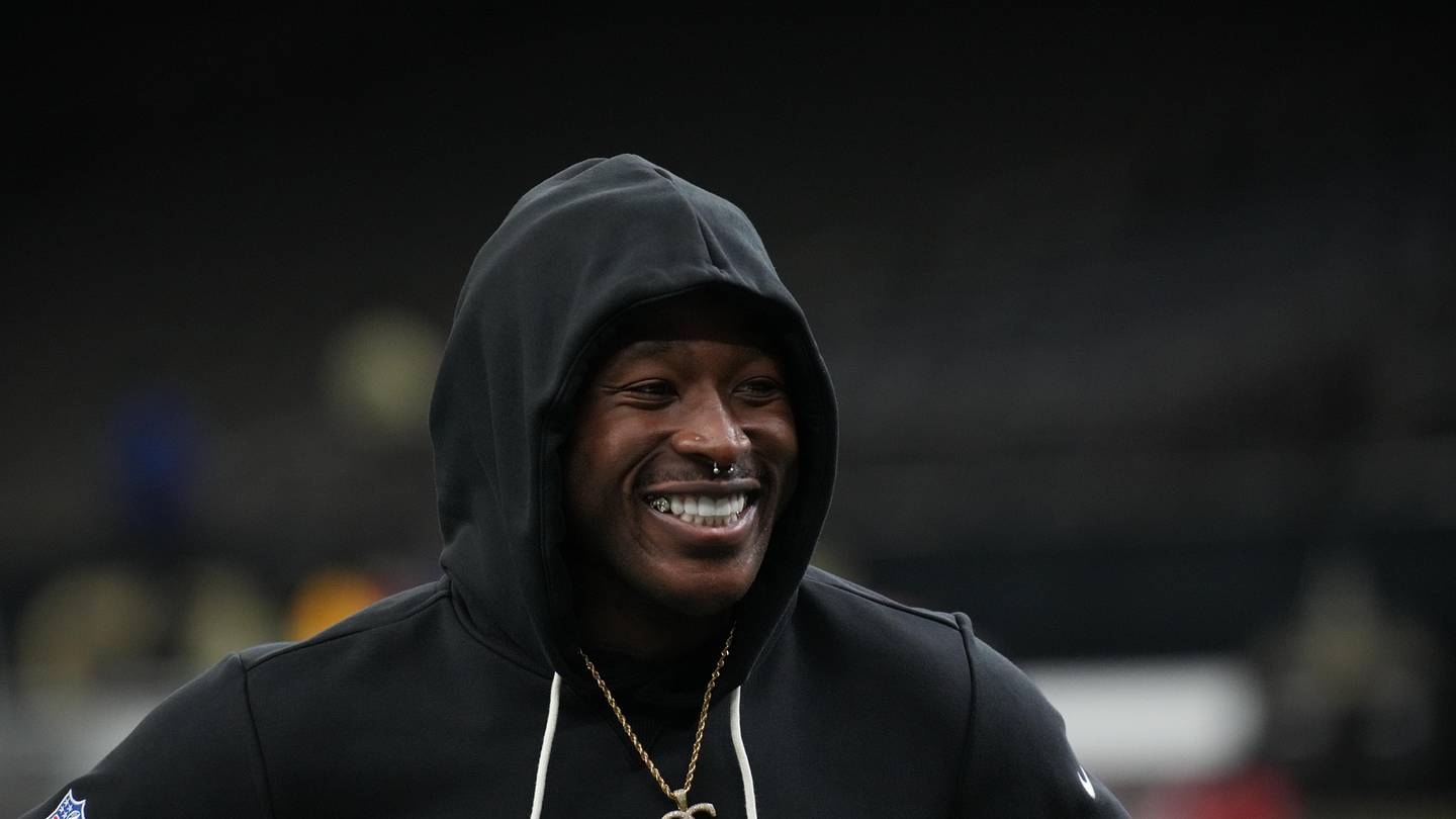 Oct 26, 2025; New Orleans, Louisiana, USA; New Orleans Saints running back Alvin Kamara (41) warms up before a game against the Tampa Bay Buccaneers at Caesars Superdome. Mandatory Credit: Matthew Hinton-Imagn Images
