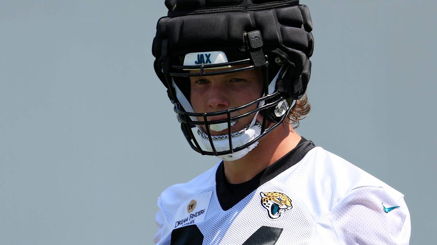 Jacksonville Jaguars tight end Hunter Long (84) gives a thumbs up during an NFL training camp session at the Miller Electric Center, Friday Aug. 15, 2025 in Jacksonville, Fla. [Corey Perrine/Florida Times-Union]