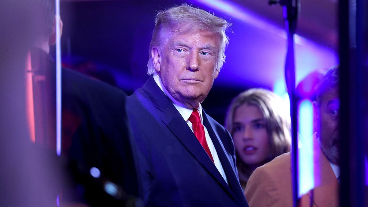 El presidente de EE. UU., Donald , observando el partido de NBA en el Madison Square Garden