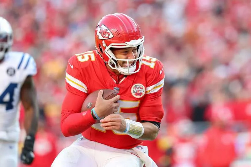 NFL, American Football Herren, USA 2025: Colts Vs Chiefs NOV 23 November 23, 2025: Kansas City Chiefs quarterback Patrick Mahomes 15 runs the ball during the second half of an NFL football game against the Indianapolis Colts at GEHA Field at Arrowhead Stadium in Kansas City, MO. David Smith/CSM Credit Image: David Smith/Cal Media Kansas City Mo United States of America EDITORIAL USE ONLY Copyright: xx ZUMA-20251123_zma_c04_268.jpg DavidxSmithx csmphotothree448177