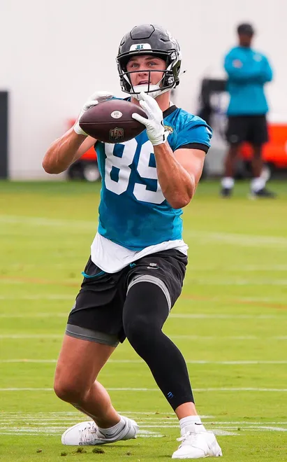 Jaguars tightened Tanner Koziol (89) hauls in a pass during the Jaguarsâ€™ fourth OTA of the year, Monday June 1, 2026 at the Miller Electric Center in Jacksonville, Fla. [Doug Engle/Florida Times-Union]