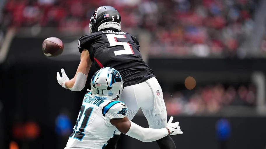 Atlanta Falcons wide receiver Drake London (5) catches the ball in the first half against the Carolina Panthers