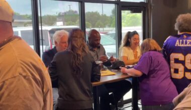 Minnesota Vikings Legends Meet Fans, Raise Money for Local Shelter