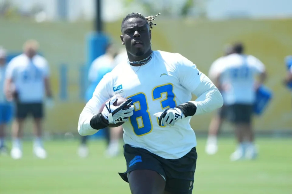 Los Angeles Chargers tight end David Njoku (83) carries the ball during offseason workouts at The Bolt.