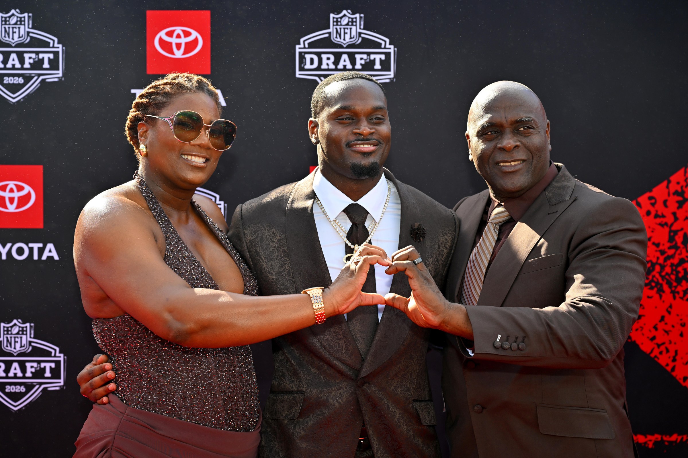 Jeremiyah Love of Notre Dame poses with his father Jason and mother L’Tyona (Photo by Jason Miller/Getty Images)