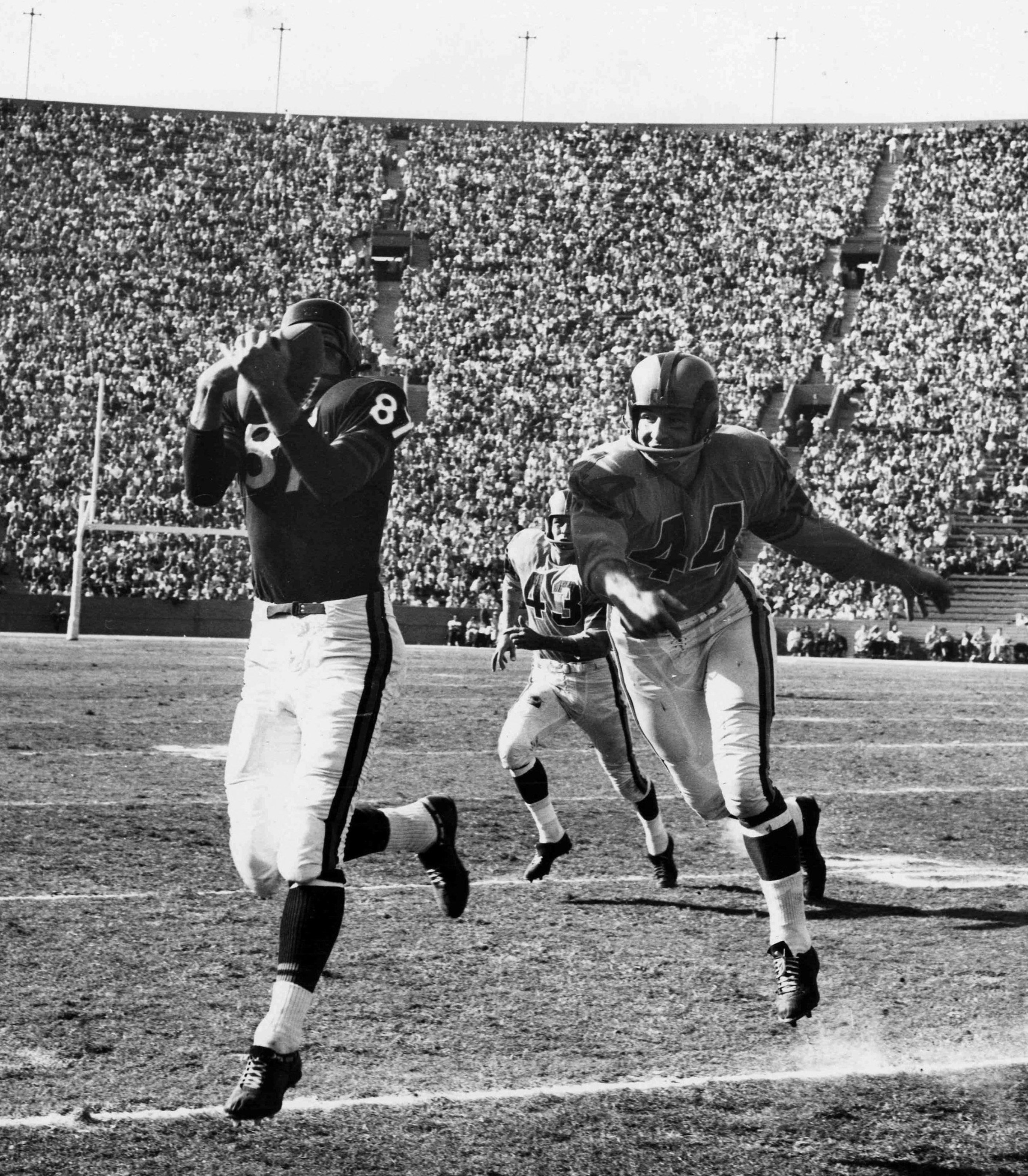 Chicago Bears wide receiver Harlon Hill catches a pass behind Los Angeles Rams defensive back Jess Whittenton in a 35-24 win at the Los Angeles Memorial Coliseum. (Photo by Vic Stein/Getty Images) *** Local Caption ***