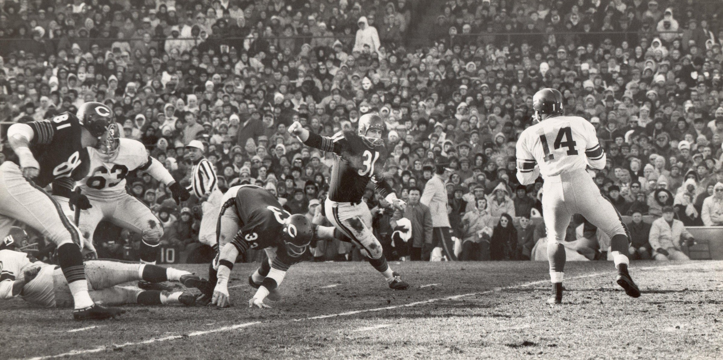 CHICAGO - DECEMBER 29: Y.A. Tittle #14 of the New York Giants looks for a receiver as Bookie Bolin #63 blocks against Doug Atkins #81, Larry Morris #33 and Joe Fortunato #31 of the Chicago Bears during the 1963 NFL Championship game at Wrigley Field on December 29, 1963 in Chicago, Illinois. (Photo by Robert Riger/Getty Images)