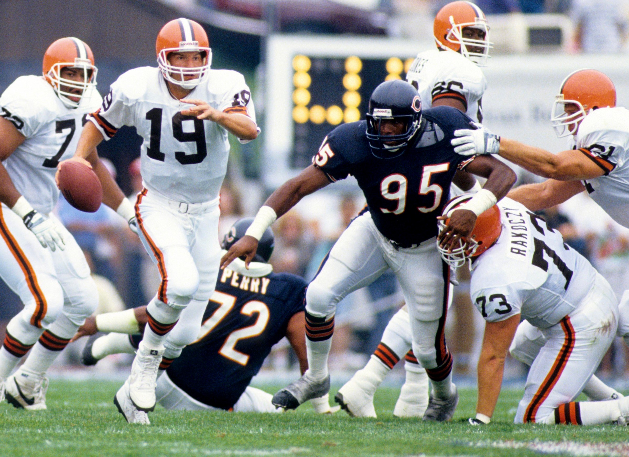 Aug 4, 1990; Cleveland, OH, USA; Chicago Bears defensive end Richard Dent (95) pursues Cleveland Browns quarterback Bernie Kosar (19) during the 1990 Hall of Fame Game at Fawcett Stadium. FILE PHOTO; Mandatory Credit: Imagn Images