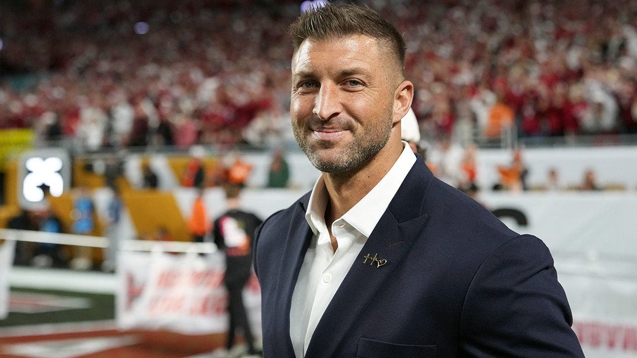 Someone brought a very fitting item for Florida Gators legend Tim Tebow to autograph