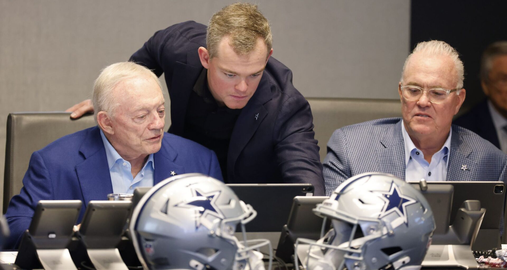 Cowboys' Jerry Jones will soon welcome another great-grandchild