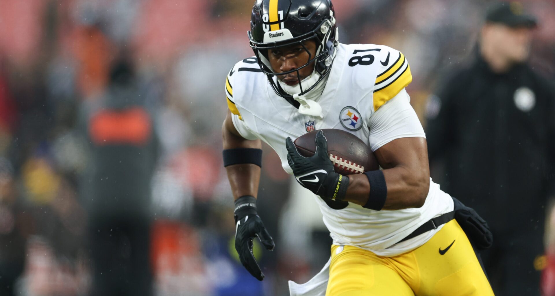 Dec 28, 2025; Cleveland, Ohio, USA; Pittsburgh Steelers tight end Jonnu Smith (81) warms up before the game against the Cleveland Browns at Huntington Bank Field.