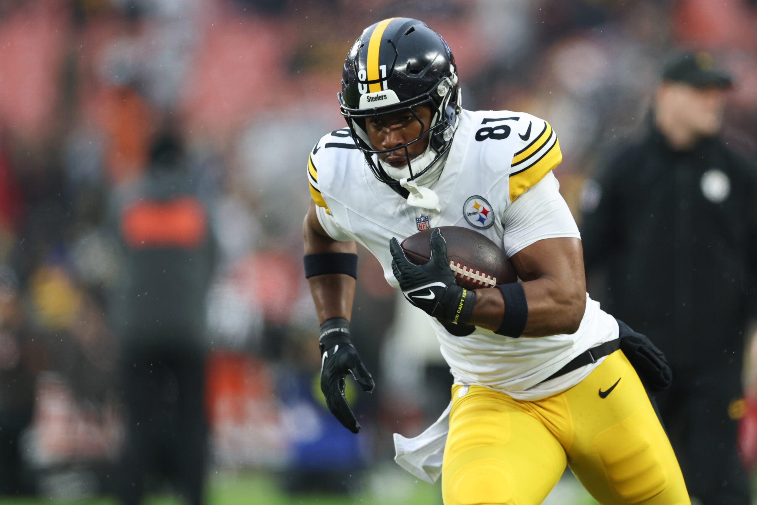 Dec 28, 2025; Cleveland, Ohio, USA; Pittsburgh Steelers tight end Jonnu Smith (81) warms up before the game against the Cleveland Browns at Huntington Bank Field.
