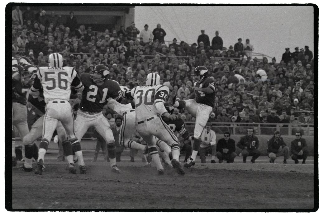 Jim Lindsey (21) watches unsuccessful field goal attempt of teammate Fred Cox (14) during second quarter action at Shea Stadium Nov. 25th.